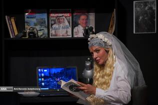 نمایش «لحظه درنگ می‌کند»