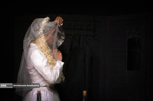 نمایش «لحظه درنگ می‌کند»