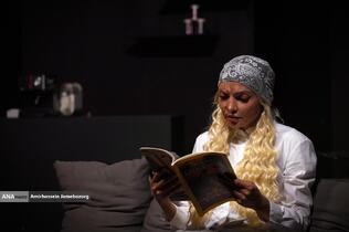 نمایش «لحظه درنگ می‌کند»