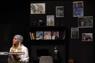 نمایش «لحظه درنگ می‌کند»