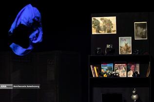 نمایش «لحظه درنگ می‌کند»