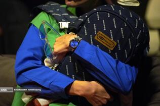 نمایش «لحظه درنگ می‌کند»