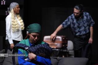 نمایش «لحظه درنگ می‌کند»