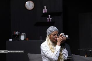 نمایش «لحظه درنگ می‌کند»