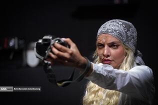 نمایش «لحظه درنگ می‌کند»