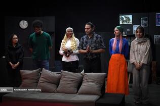 نمایش «لحظه درنگ می‌کند»