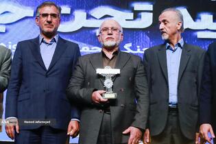 تجلیل از پدر شهید «مجید تجن جاری» نخبه هوش مصنوعی و رباتیک که در حمله رژیم صهیونیستی به شهادت رسید - یازدهمین دوره نمایشگاه تراکنش ایران (فابا)