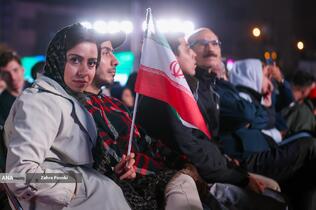 رونمایی از مجسمه «زانو زنندگان برابر ایران» در میدان انقلاب اسلامی