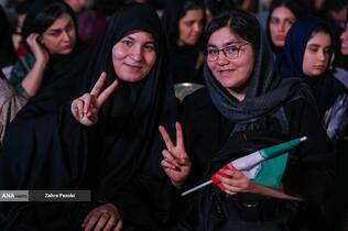 رونمایی از مجسمه «زانو زنندگان برابر ایران» در میدان انقلاب اسلامی