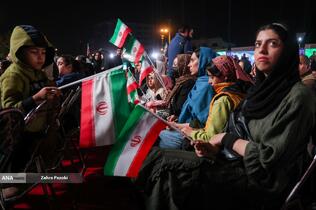 رونمایی از مجسمه «زانو زنندگان برابر ایران» در میدان انقلاب اسلامی