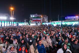 رونمایی از مجسمه «زانو زنندگان برابر ایران» در میدان انقلاب اسلامی