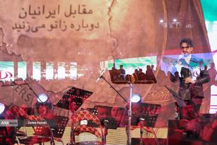 رونمایی از مجسمه «زانو زنندگان برابر ایران» در میدان انقلاب اسلامی