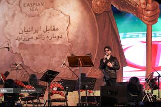 رونمایی از مجسمه «زانو زنندگان برابر ایران» در میدان انقلاب اسلامی