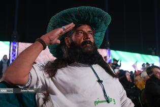 رونمایی از مجسمه «زانو زنندگان برابر ایران» در میدان انقلاب اسلامی