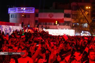 رونمایی از مجسمه «زانو زنندگان برابر ایران» در میدان انقلاب اسلامی