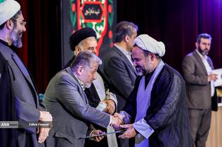 تجلیل از برگزیدگان سی و نهمین دوره جشنواره قرآن و عترت دانشجویان توسط بیژن رنجبر، رئیس دانشگاه آزاد اسلامی