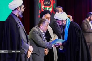 تجلیل از برگزیدگان سی و نهمین دوره جشنواره قرآن و عترت دانشجویان توسط بیژن رنجبر، رئیس دانشگاه آزاد اسلامی