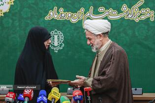 اعطای حکم انتصاب ریحانه سلامی به‌عنوان رئیس ستاد مرکزی هفته بزرگداشت مقام زن و روز مادر