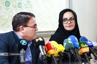 آزاده نظر بلند دبیرکل نهاد کتابخانه های عمومی کشور و ابراهیم حیدری مدیرعامل خانه کتاب و ادبیات ایران در نشست سی و سومین دوره هفته کتاب