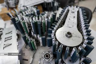 بازدید بیژن رنجبر رییس دانشگاه آزاد اسلامی از دستاورد های علمی و روباتیک دانشگاه آزاد اسلامی واحد یزد