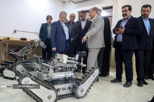 بازدید بیژن رنجبر رییس دانشگاه آزاد اسلامی از دستاورد های علمی و روباتیک دانشگاه آزاد اسلامی واحد یزد
