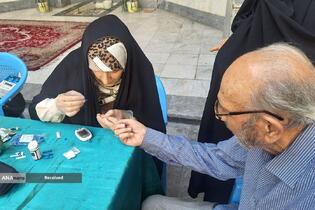 خدمت‌رسانی خادمیاران کانون سلامت منطقه ۱۴ به مردم هم‌زمان با ولادت امام عسکری(ع)