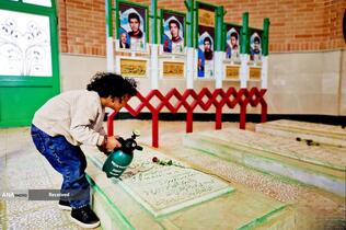 پاسداشت یاد شهدا در هفته دفاع مقدس