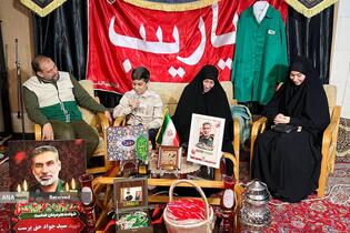 دیدار خادمیاران و یاوران رضوی با خانواده شهید سیدجواد حق پرست
