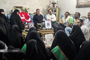 دیدار خادمیاران و یاوران رضوی با خانواده شهید محسن خاکساری