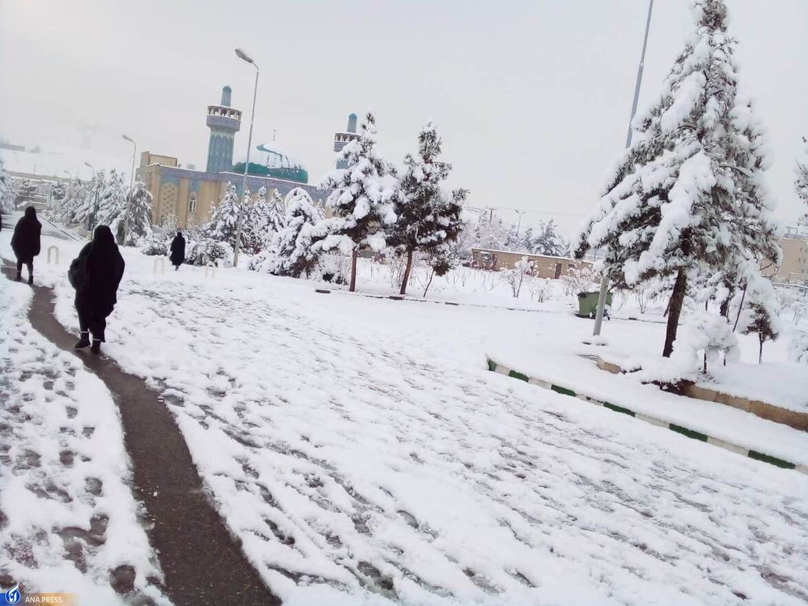 دانشگاه آزاد اسلامی واحد قم در یک روز برفی