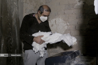 مسئولیت پنبه زنی با دستگاه با آقا ناصر است 