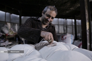 دوخت دوز تشک و لحاف ها بعد از پنبه زنی بیشتر توسط آقا ناصر صورت می گیرد