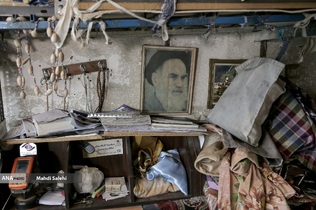 در مغازه حاج آقا کثیری اشیا قدیمی بر دیوار بسیار دیده  می شود