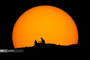 کوهنوردان در مقابل غروب خورشید در پارک پاپاگو در فینیکس ایالت آریزونا آمریکا