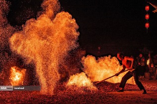 نمایش سنت‌های باستانی  با آتش برای دفع بدشانسی و خوش شانسی در شهرستان پان آن در استان ژجیانگ شرقی چین