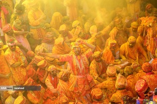 جشن هولی یا رنگ پاشی که هندوها در پایان زمستان و آغاز بهار طبیعت را در معبد شریجی در بارسانا ایالت اوتار پرادش هند جشن می‌گیرند.