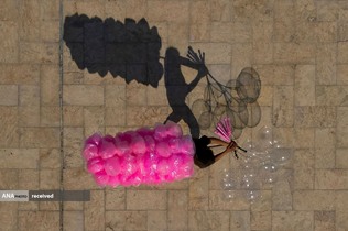 فروشنده بادکنک در بصره، عراق