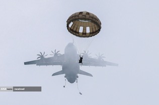 فرود چترباز فرانسوی از یک هواپیمای A400M در طی یک تمرین نظامی در مقیاس بزرگ به نام 