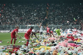 همدردی تماشاچیان و فوتبالیست ها با کودکان زلزله زده در ترکیه