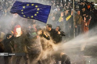 درگیری معترضان با پلیس ضدشورش در نزدیکی پارلمان گرجستان