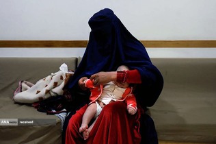 زنی در بیمارستانی در بامیان، افغانستان