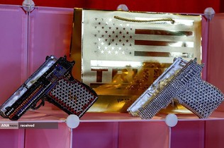 کیف‌های تولید شده به شکل تفنگ دستی برای فروش در مریلند آمریکا