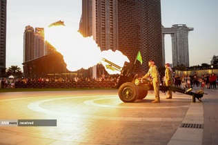 شلیک توپ در زمان افطار در مرکز خرید دبی، امارات متحده عربی