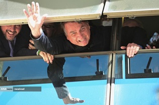 بازگشت ژائیر بولسونارو، رئیس&zwnj;جمهور سابق برزیل پس از تبعید خودخواسته در فلوریدا در فرودگاه برازیلیا، برزیل