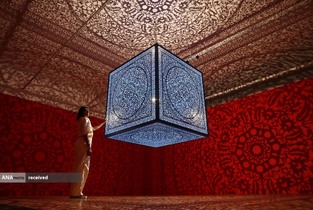 نمایشگاه «همه گل‌ها برای من هستند» در باغ کیو شهر لندن که در آن نقوشی از فرهنگ اسلامی قرار داده شده است.