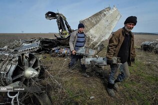 جمع آوری قطعات هواپیمای ساقط شده در نزیکی شهر خارکف، اوکراین