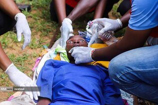 اعضای صلیب سرخ کنیا در حال معاینه و مداوای یکی از اعضای فرقه مسیحی هستند که معتقدند اگر از گرسنگی بمیرند به بهشت می روند.