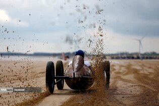 مسابقه اتومبیل‌رانی و موتورسیکلت کلاسیک در ساحل بریدلینگتون، انگلیس