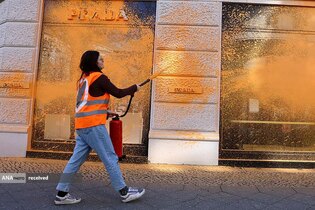 پاشیدن رنگ روی دیوار فروشگاه پرادا در برلین در اعتراض به  سرعت بالا در بزرگراه‌ها توسط عضو گروه حامی محیط زیست در آلمان