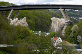 منفجره کردن یک پل در امتداد بزرگراه A45 به منظور ساخت بزرگراه شش خطه در نزدیکی لودنشاید، آلمان